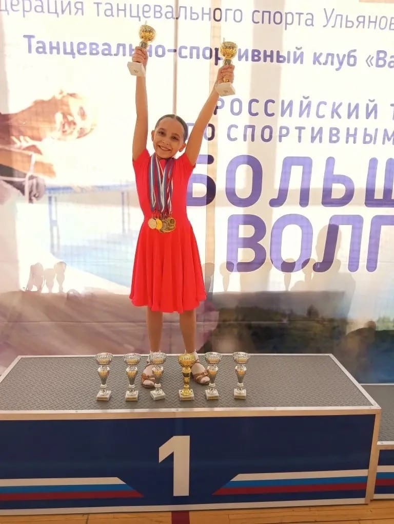 Победительница турнира «Большая Волга» с кубками на первой ступени пьедестала