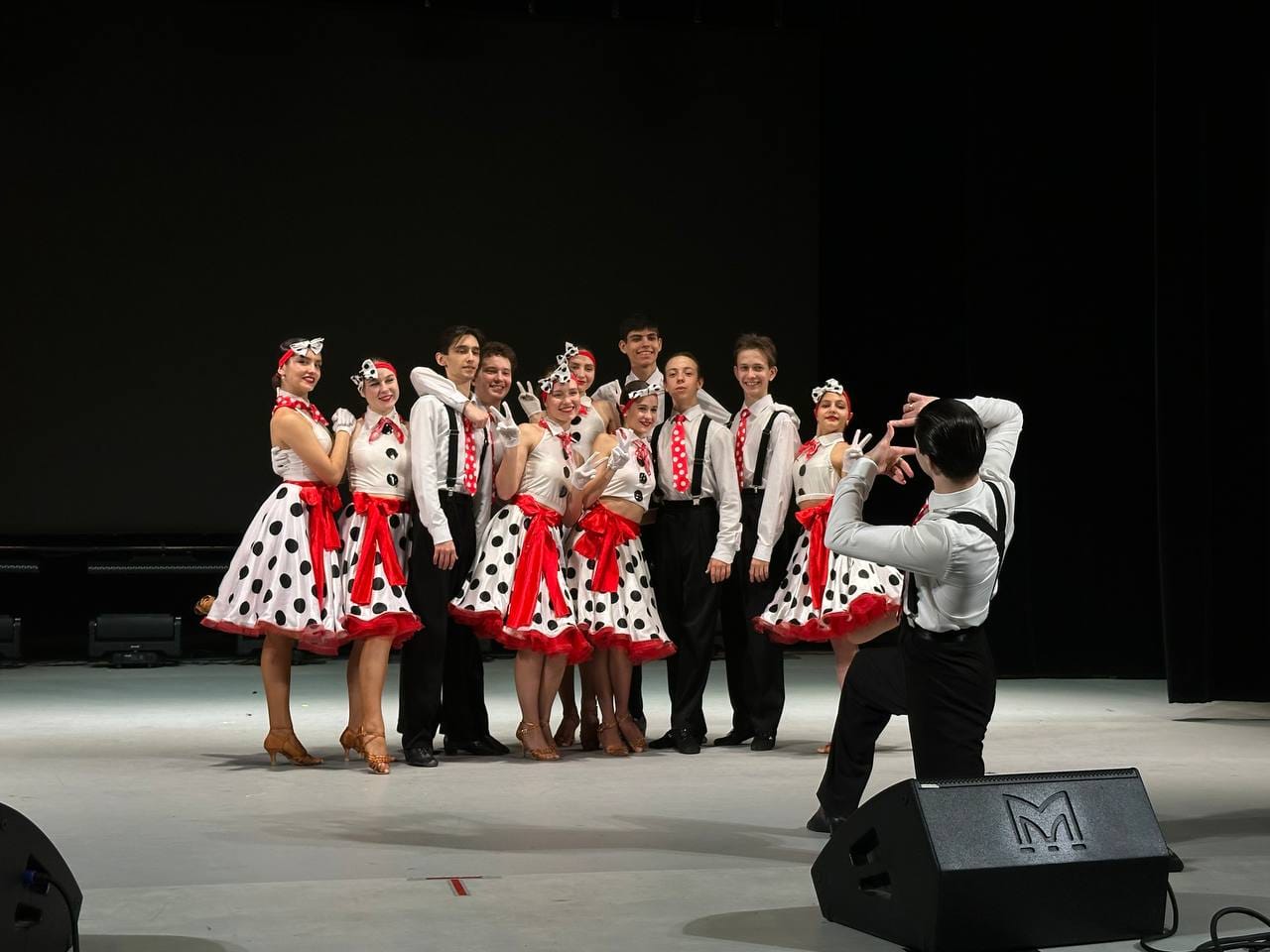 Концертный номер ансамбля «Вариант» в ретро-костюмах