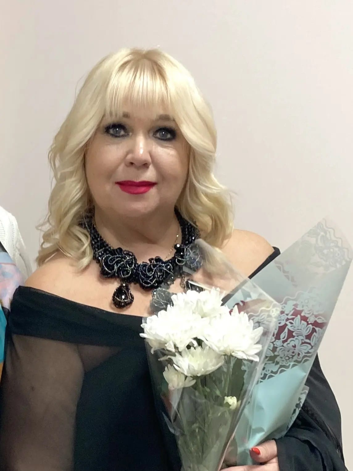 Ольга Викторовна Гринько с букетом после выступления коллектива